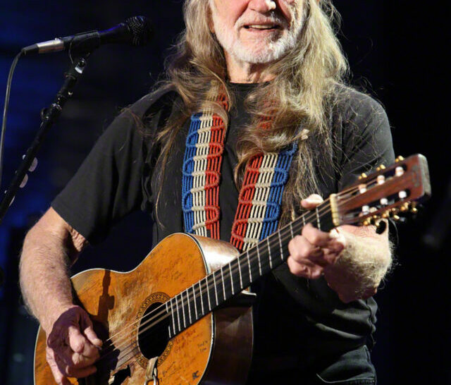 cropped-Willie_Nelson_at_Farm_Aid_2009_cropped.jpg