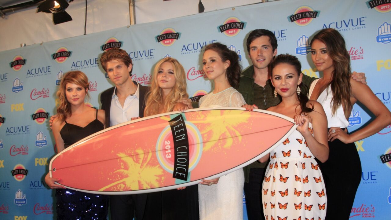Pretty Little Liars Cast in the 2013 Teen Choice Awards Press Room.